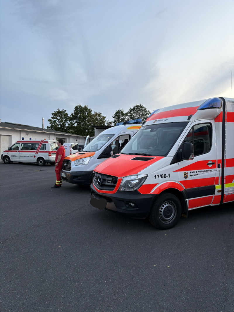 Bereitstellungsraum mit weiteren Einheiten vom Malteser Hilfsdienst und dem DRK